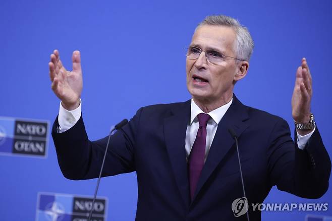 기자회견 하는 나토 사무총장 (브뤼셀 AP=연합뉴스) 옌스 스톨텐베르그 나토 사무총장은 4일(현지시간) 이틀 일정의 외교장관회의가 끝난 뒤 기자회견을 하고 있다. 2024.4.4 photo@yna.co.kr