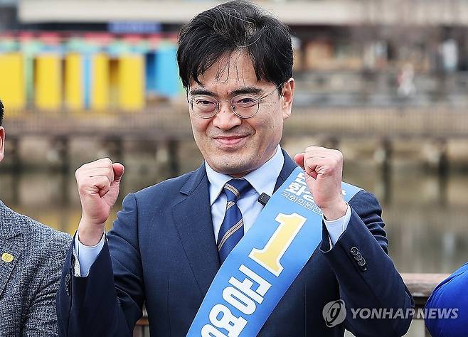 주먹 불끈 쥔 공영운 후보 [연합뉴스 자료사진]