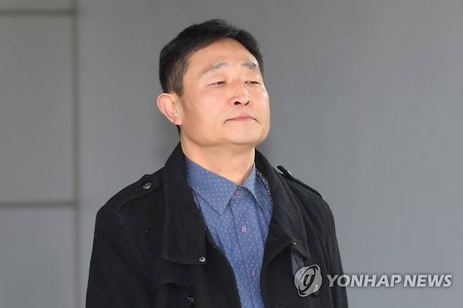 운동권 출신 태양광 사업가 허인회 씨 (서울=연합뉴스) 임화영 기자 = 직원 임금과 퇴직금 수억여원을 체불한 혐의로 구속영장이 청구된 운동권 출신 태양광 사업가 허인회 녹색드림협동조합 전 이사장이 27일 오후 서울 도봉구 서울북부지법에서 구속 전 피의자 심문(영장실질심사)을 마친 뒤 법정을 나서고 있다. 2019.12.27 hwayoung7@yna.co.kr