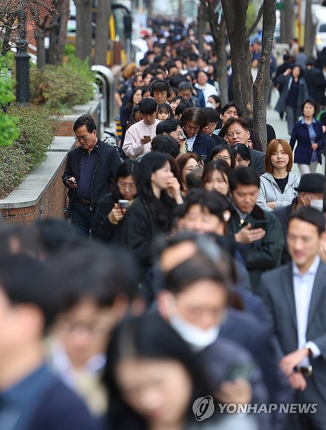 유권자로 북적이는 여의도 투표소 앞 (서울=연합뉴스) 김도훈 기자 = 4·10 총선 사전투표가 시작된 5일 서울 여의동주민센터 앞에 점심시간을 맞아 투표소를 찾은 직장인들이 투표 순서를 기다리고 있다. 2024.4.5 superdoo82@yna.co.kr