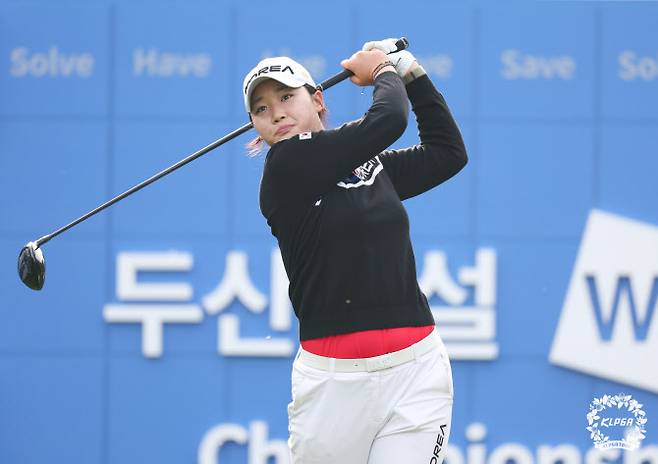 김민솔이 5일 열린 KLPGA 투어 두산건설 위브 챔피언십 2라운드에서 드라이버 티샷을 날리고 있다.(사진=KLPGA 제공)