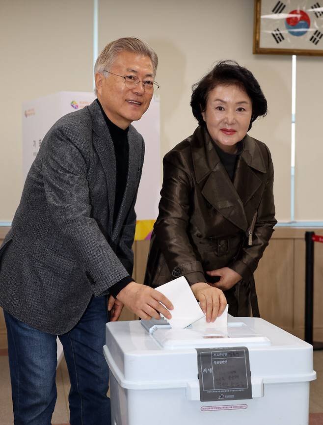 문재인 전 대통령과 부인 김정숙 여사가 5일 오전 경남 양산시 하북면주민자치센터에 마련된 제22대 총선 사전투표소에서 투표하고 있다. (사진=연합뉴스)