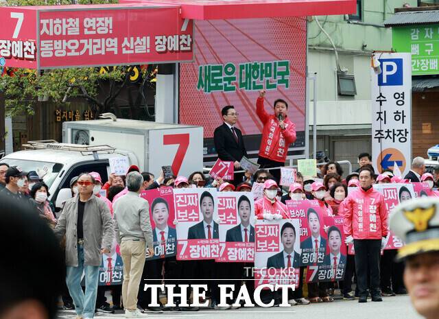 장예찬 부산 수영구 무소속 후보가 4일 부산 수영구 올리브영 부산수영로점 인근 거리에서 이재명 더불어민주당 대표를 향해 발언하고 있다./ 뉴시스