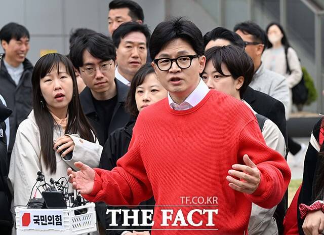 국민의힘의 지지율이 낮은 가운데 40대 여성의 표심이 눈길을 끈다. 한동훈 국민의힘 비상대책위원장이 제22대 총선 사전투표일인 5일 오전 서울 서대문구 신촌동 주민센터에 마련된 사전투표소에서 투표를 마치고 취재진의 질문에 답하고 있다. /서예원 기자