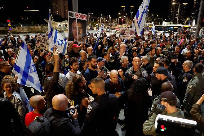 베냐민 네타냐후 정부의 강경 기조에 반대하는 이스라엘 시위대가 16일 텔아비브 시내에서 경찰과 충돌하고 있다. /로이터 연합뉴스