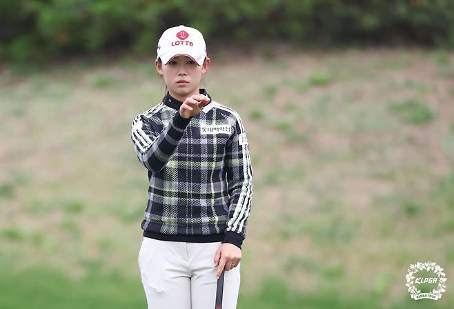 황유민이 6일 제주 테디밸리 골프앤리조트에서 열린 KLPGA 투어 두산건설 위브 챔피언십 3라운드 8번홀에서 그린을 파악하고 있다./KLPGT