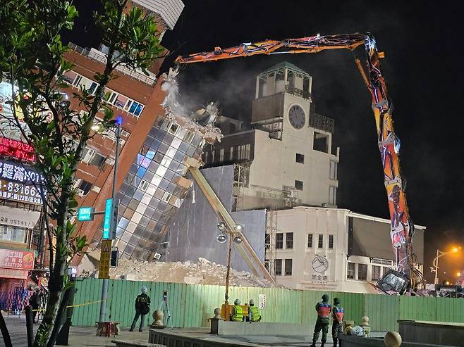 대만 강진 발생 사흘째인 5일 저녁 타이베이 화롄현 톈왕싱 빌딩 철거 작업이 진행되고 있다./연합뉴스