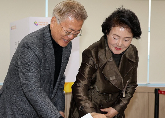 문재인 전 대통령과 부인 김정숙 여사. 연합뉴스