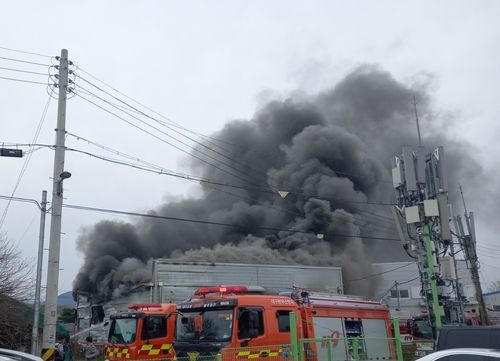 6일 오후 1시36분께 대구 동구 지저동 대구국제공항 인근 식품가공업체에서 화재가 발생했다.ⓒ뉴시스