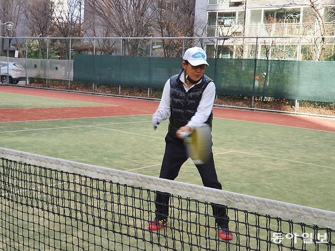 목이균 회장이 테니스를 치고 있다. 목이균 회장 제공.