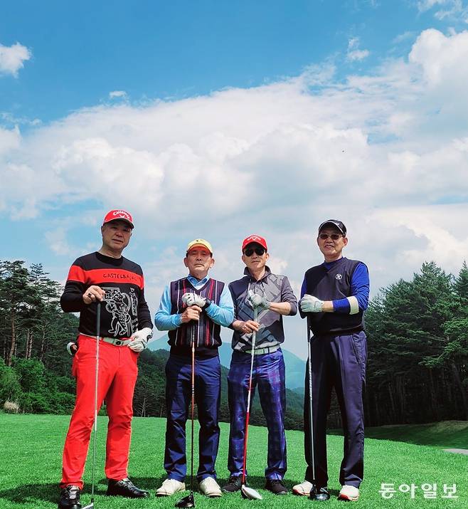 목이균 회장(오른쪽)이 지인들과 골프 치면서 포즈를 취했다. 목이균 회장 제공.
