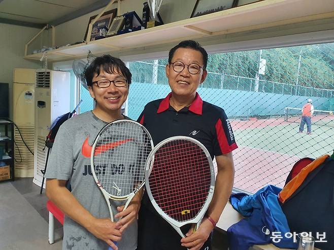 목이균 회장(오른쪽)이 아들 목진석 프로바둑기사와 테니스 친 뒤 포즈를 취했다. 목이균 회장 제공