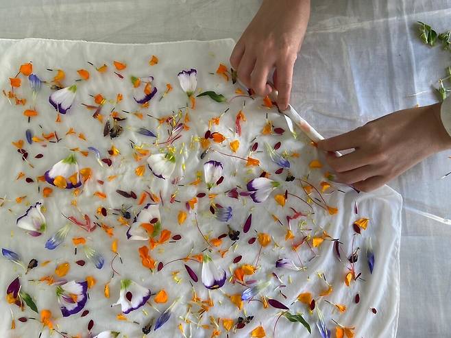 꽃잎을 물감처럼 사용해 그림 그리듯이 수업하는, 황예지 작가의 ‘보태니컬다잉 꽃잎 워크숍’.