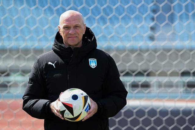 신의손 천안공업고등학교 골키퍼 코치가 지난달 20일 충남 천안종합운동장에서 본보 기자와 인터뷰하기 전 포즈를 취하고 있다. 천안=신용주 인턴기자