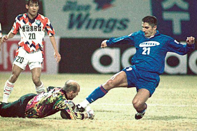 일화천마 소속 당시 신의손이 몸을 날려 볼을 잡아내고 있다. 한국일보 자료사진