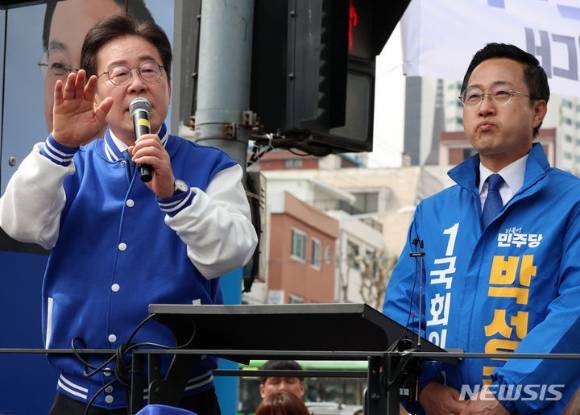 이재명 더불어민주당 대표가 6일 오전 서울 성동구 금남시장 인근에서 박성준 중구성동구을 후보 지원유세를 하고 있다. [사진=뉴시스]