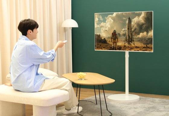 삼성전자는 기존 27인치·32인치에 이어 화면이 더 커진 43인치 모니터용 무빙 스탠드를 지난 2일 출시했다. 사진 삼성전자