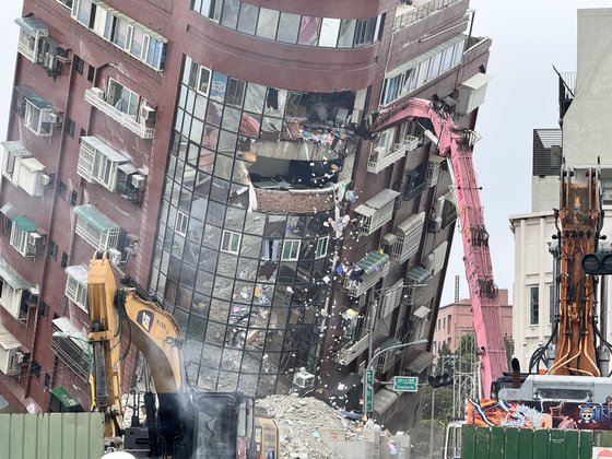 5일 오전 대만 화롄시에 지난 3일 규모 7.2 지진으로 기울어진 톈왕싱 빌딩의 본격적인 철거가 시작됐다. 화롄=신경진 기자