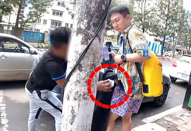 에티오피아 여행 중 현지인에게 소매치기를 당하는 빠니보틀. 사진 유튜브 캡처