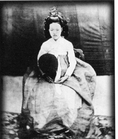 사진 2. 드 거빌의 ‘조선의 이 왕가’ 기사와 함께 실린 왕비의 사진. 『피가로 일루스트레』 1893년 9월 호.
