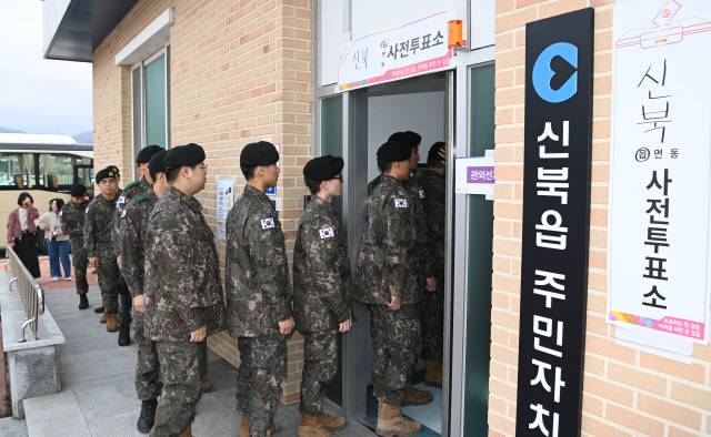 ▲ 제22대 국회의원선거 사전투표가 실시된 5일 신북읍 사전투표소에서 군인들이 투표를 하기 위해 줄을 서고 는 모습. 강원도민일보 자료사진