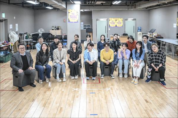 서울시뮤지컬단의 신작 ‘더 트라이브’의 창작진과 배우들이 지난 1일 서울 세종문화회관 S씨어터 연습실에서 취재진의 질문에 답하고 있다. 아랫줄 왼쪽부터 김덕희 단장, 극작·연출 전동민, 작곡·편곡·음악감독 임나래, 안무 박신별.   세종문화회관 제공