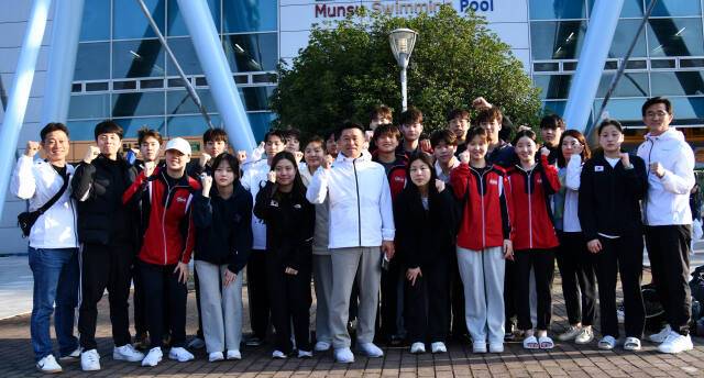 제38회 문화체육관광부장관기 전국체육고등학교 체육대회에 참가한 경기체고 선수와 지도자들이 김호철 교장(가운데)과 기념촬영을 하고있다. 경기체고 제공