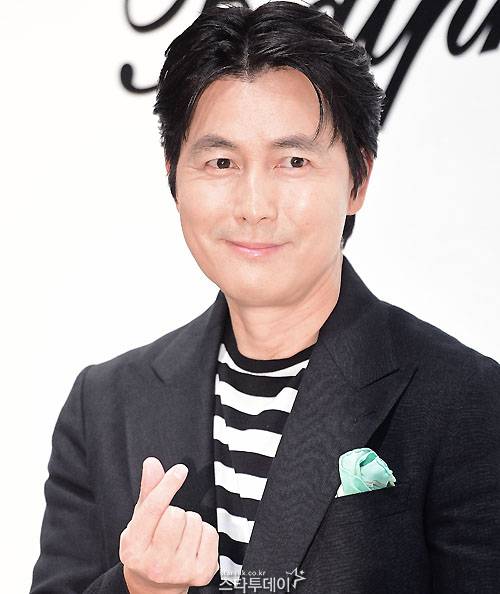 배우 정우성이 패션브랜드 포토콜 행사에 참석해 하트 포즈를 취하고 있다.