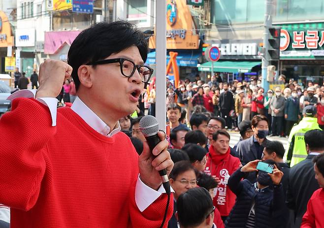 국민의힘 한동훈 비상대책위원장 겸 총괄 선거대책위원장이 6일 경남 거제시 고현사거리에서 서일준 후보의 지지를 호소하고 있다.  [연합뉴스]