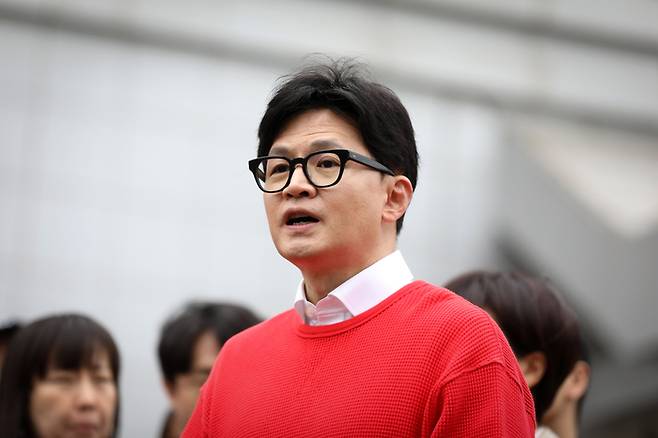 4·10 총선 사전투표 첫날인 5일 국민의힘 한동훈 비상대책위원장 겸 총괄선대위원장이 서울 서대문구 신촌동 주민센터에서 투표를 마치고 취재진의 질문에 답하고 있다. [사진 = 공동취재]