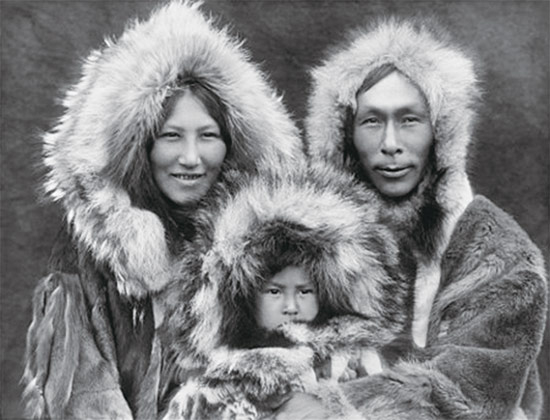북극권 원주민 이누이트족은 ‘아내 교환’ 관행으로 유명하다. 낯선 사람과 결연을 맺고 근친혼 부작용을 피하기 위해서라는 가설이 제기된다.