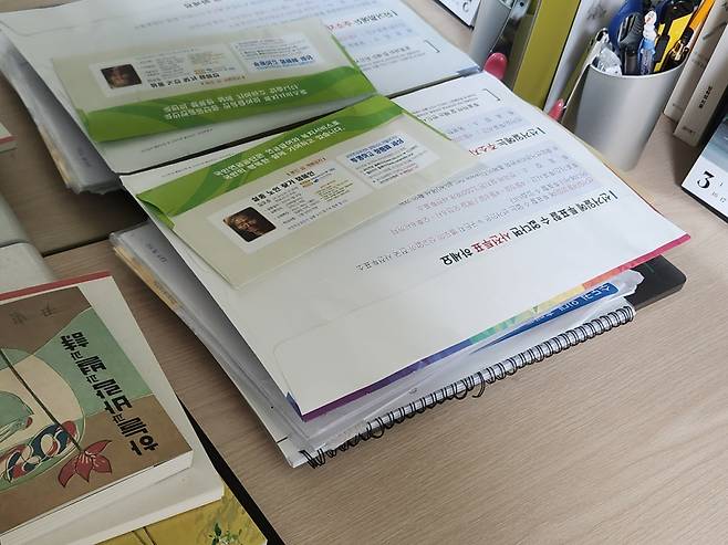30대 직장인 박모씨는 우편함에서 선거 공보물을 가져왔지만 책상 위에 뜯지도 않은 채 올려뒀다. /사진=독자제공