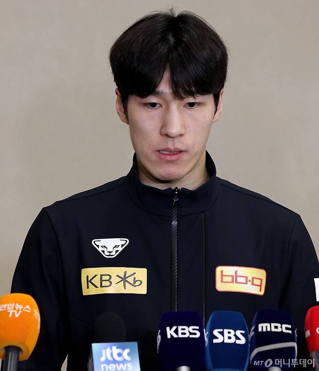 (인천공항=뉴스1) 장수영 기자 = 대한민국 쇼트트랙 대표팀 황대헌이 19일 오후 인천국제공항 제2터미널을 통해 귀국한 뒤 취재진과 인터뷰하고 있다.   황대헌은 지난 17일 네덜란드 로테르담 아호이 아레나에서 열린 2024 국제빙상경기연맹(ISU) 세계 쇼트트랙 선수권대회 남자 1000m 결승 경기 중 박지원에게 반칙을 범했다.   황대헌과 박지원은 앞서 지난 16일 세계선수권대회 남자 1500m 결승에서도 충돌한 바 있다. 2024.3.19/뉴스1  Copyright (C) 뉴스1. All rights reserved. 무 /사진=(인천공항=뉴스1) 장수영 기자