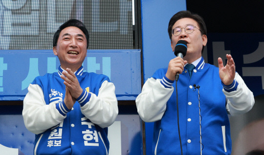 이재명(오른쪽) 더불어민주당 대표가 5일 오후 충남 공주시 공주대학교 후문 삼거리에서 열린 박수현 공주부여청양 후보 지지유세 현장에서 발언하고 있다. 2024.04.05. bjko@newsis.com