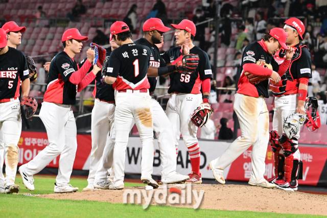 기아가 6-3으로 승리한 뒤 마운드에서 하이파이브를 하고 있다.