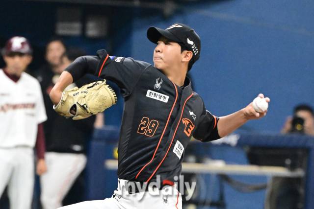 2024년 4월 6일 오후 서울 고척스카이돔에서 진행된 '2024 신한 SOL 뱅크 KBO 리그' 키움-한화의 경기. 한화 황준서가 4회말 구원 등판해 역투를 펼치고 있다./고척=곽경훈 기자 kphoto@mydaily.co.kr