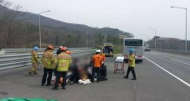 경기 용인 수도권제2순환고속도로에서 체험학습 버스 2대와 차량 4대가 추돌했다. [연합]