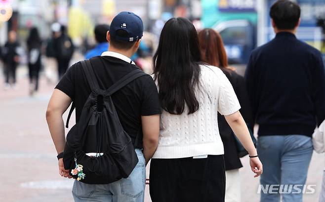 [대구=뉴시스] 이무열 기자 = 일요일인 오는 7일은 낮 기온이 큰 폭으로 오르면서 포근하겠고, 일교차가 최대 20도까지 나면서 환절기 건강관리에 유의해야겠다. 사진은 지난 2일 대구 중구 동성로에서 시민들이 반팔을 입고 길을 걷고 있는 모습. 2024.04.02. lmy@newsis.com