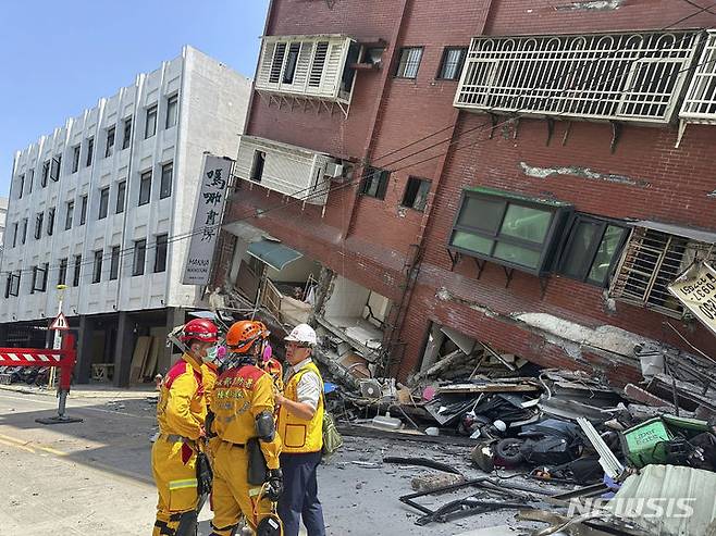 [화롄=AP/뉴시스] 지난 3일 발생한 규모 7.2 대만 강진으로 인한 사망자가 13명으로 늘어났다. 사진은 대만 소방청이 제공한 것으로, 지난 3일 대만 동부 화롄에서 소방구조대 대원들이 지진으로 기울어진 건물 내부 수색 준비를 하고 있는 모습. 2024.04.06.