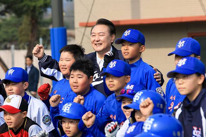 [서울=뉴시스] 윤석열 대통령이 6일 오후 서울 용산어린이정원 내 야구장을 방문해 초등학교 야구단과 기념촬영하고 있다. (사진=대통령실 제공) 2024.04.06. photo@newsis.com *재판매 및 DB 금지