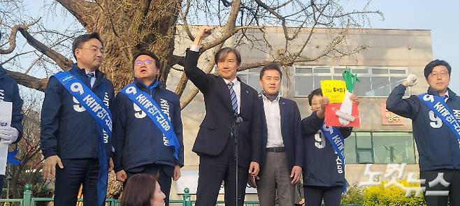 6일 오후 강릉을 방문한 조국혁신당 조국 대표가 지지자들에게 인사를 하고 있다. 전영래 기자