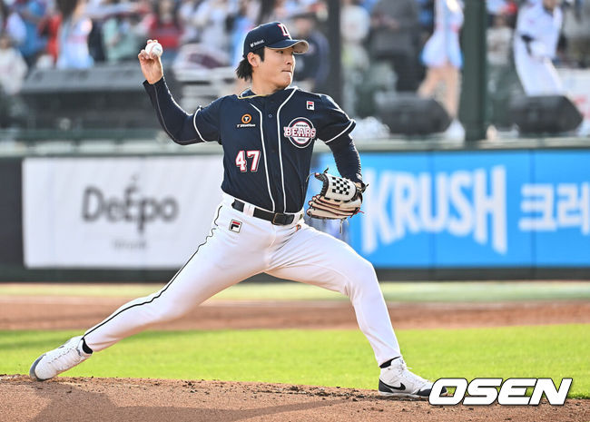 [OSEN=부산, 이석우 기자] 6일 부산 사직구장에서 2024 신한 SOL 뱅크 KBO 리그 롯데 자이언츠와 두산 베어스의 경기가 열렸다. 전날 1점차로 아쉬운 패배를 기록한 롯데는 안경 에이스 박세웅을 선발로 내세워 설욕전을 펼치며 연패를 끊은 두산은 곽빈을 선발로 내세워 연승을 노린다.두산 베어스 선발 투수 곽빈이 역투하고 있다. 2024.04.06 / foto0307@osen.co.kr