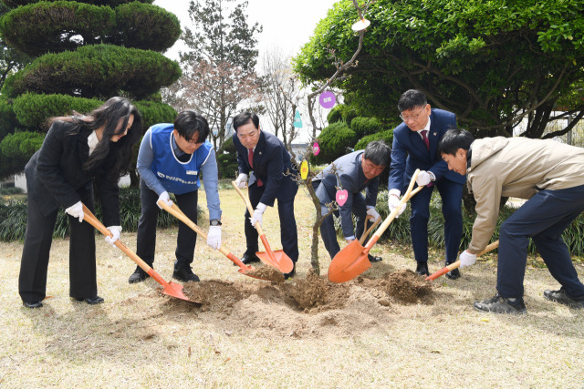 ▲성낙인 경남 창녕군수(왼쪽 세번째)가 지난 5일 군청 광장에서 노사가 함께 만드는 청렴한 창녕을 만들기 위한 청렴나무를 심고 있다.ⓒ창녕군