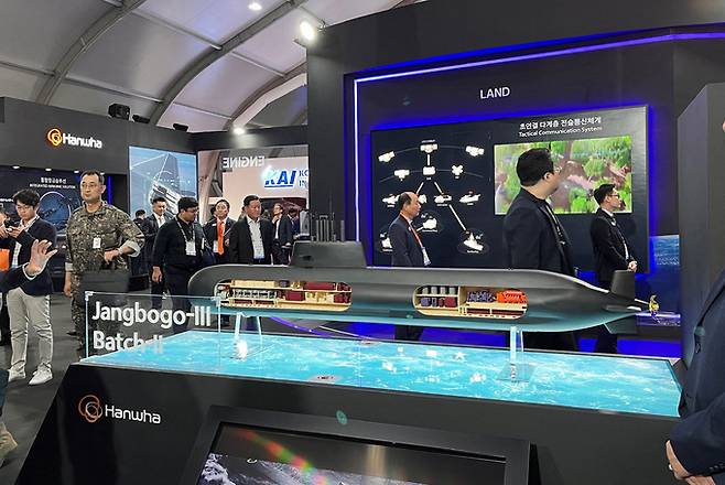 장보고-Ⅲ 배치Ⅱ 잠수함 모형이 지난해 10월 열린 서울 항공우주 및 방위산업 전시회(ADEX) 한화오션 부스에 놓여 있다. 세계일보 자료사진