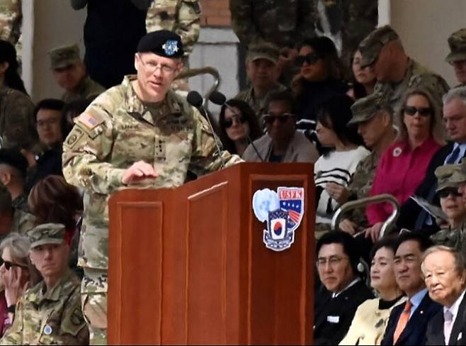 크리스토퍼 라니브 신임 미 8군 사령관(중장)이 5일 경기 평택 캠프 험프리스에서 열린 취임식에서 취임사를 하고 있다. 라니브 신임 사령관은 제82공수사단 사단장 출신이다. 뉴시스