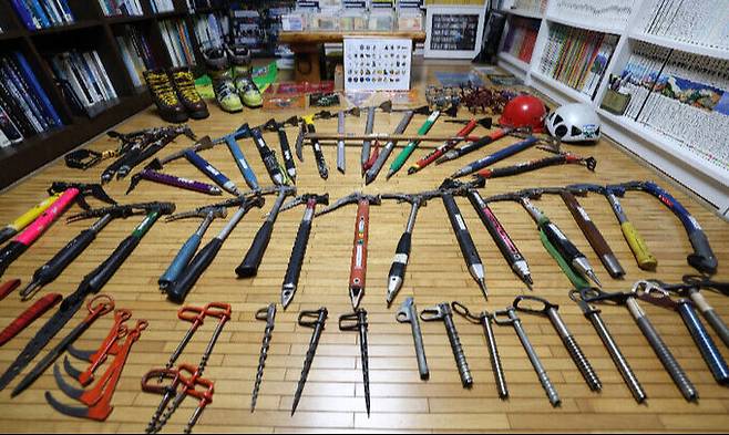 안씨가 소장하고 있는 등산장비들이 방바닥을 가득 채우고 있다.
