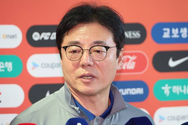 황선홍 감독은 10회 연속 올림픽 남자축구 본선 진출에 도전한다. 연합뉴스