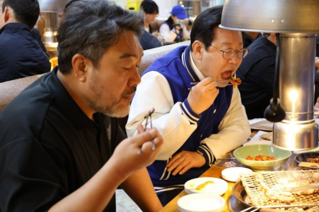 이재명(오른쪽) 더불어민주당 대표가 4월 1일 인천 계양구의 한 식당에서 배우 이원종씨와 저녁 식사를 하고 있다. 이재명 대표 SNS