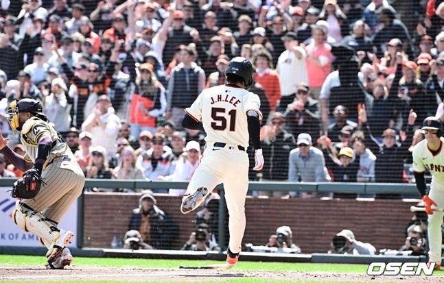 샌프란시스코 자이언츠 이정후(가운데)가 미국 캘리포니아주 샌프란시스코 오라클 파크에서 열린 샌디에이고 파드리스와 2024 메이저리그(MLB) 홈 개막전에서 1번 타자 중견수로 선발 출전해 1회말 볼넷 출루한 뒤 콘포토의 1타점 적시타 때 홈을 통과하고 있다.