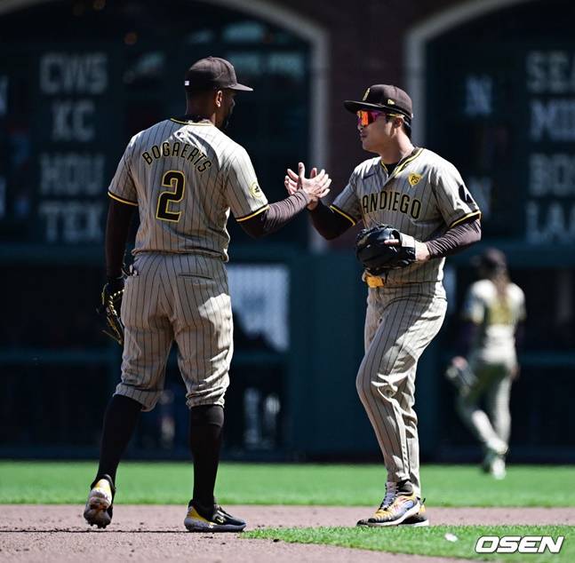 샌프란시스코 자이언츠 김하성(오른쪽)이 미국 캘리포니아주 샌프란시스코 오라클 파크에서 열린 샌프란시스코 자이언츠와 2024 메이저리그(MLB) 방문경기에서 4회말 호수비를 펼친 뒤 2루수 잰더 보가츠와 하이파이브를 하고 있다.